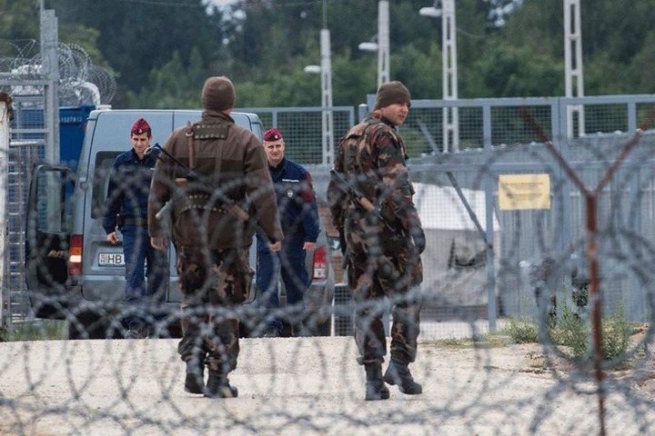 Soldaten patrouillieren in einer der neunen Transitzonen.