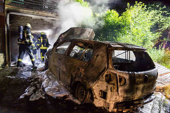 Der Volkswagen brannte komplette aus.