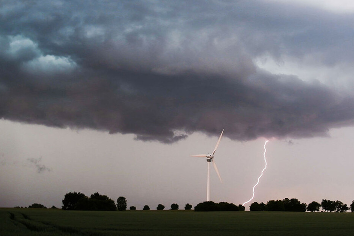 Eine Unwetterfront zieht über die südliche Region Hannovers hinweg, als ein Blitz in Laatzen einschlägt.