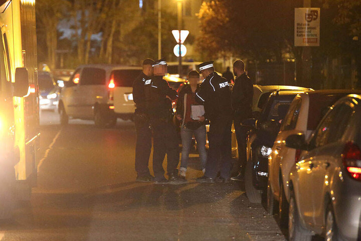 Polizisten am Abend vor dem Haus.