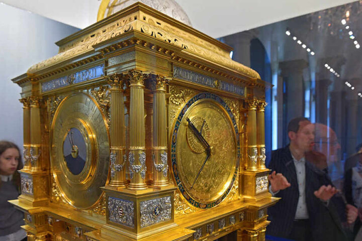 Die vergoldete Planetenuhr steht im Zentrum der neuen Ausstellung im
Mathematisch-Physikalischen Salon im Zwinger.