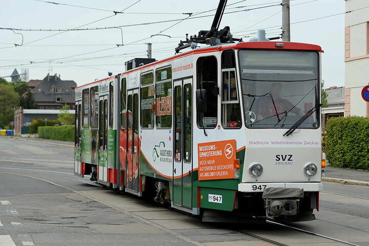 Der 20-Jährige wurde von der Bahn erfasst und war dann auch noch unter das Fahrzeug geraten.