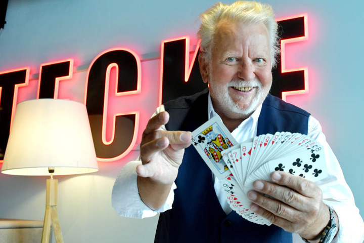 Mit seinen Tricks verzaubert "Zauber-Peter" Peter Kersten (75) auch heute noch sein Publikum.