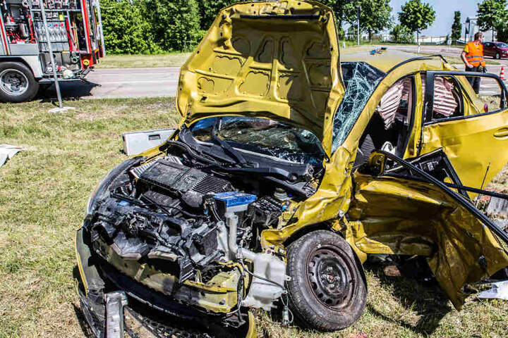 Der Mazda wurde bei dem Zusammenprall komplett zerstört.