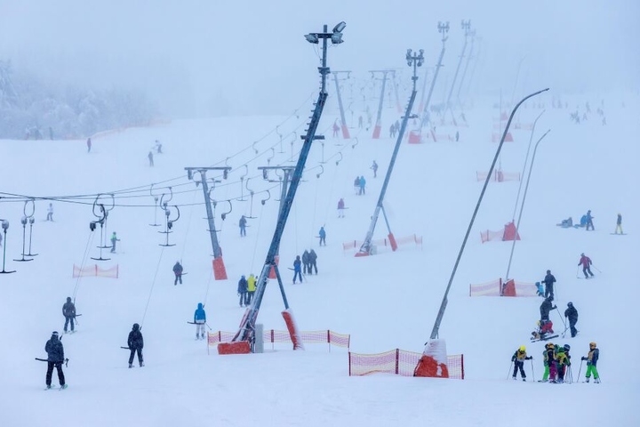 Zu der Veranstaltung "Snow Fun Oberwiesenthal", die am Freitagabend von Skisprung-Olympiasieger Jens Weißflog eröffnet werden und bis Sonntag dauern sollte, wurden zahlreiche Besucher im Erzgebirge erwartet. (Symbolbild)