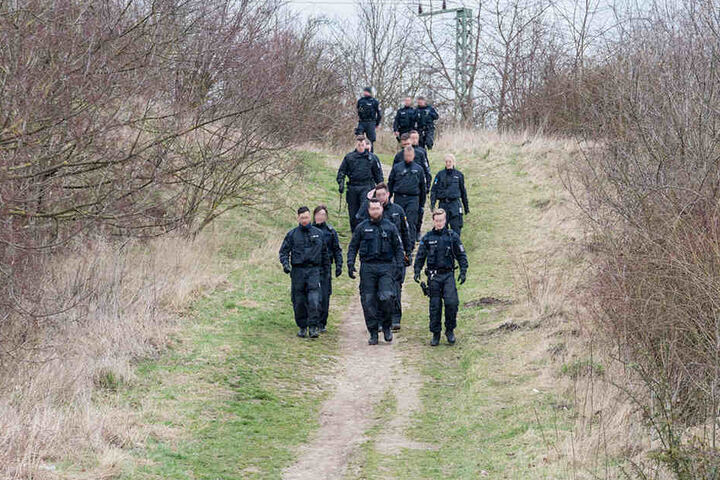Bei der Suche durchkämmten die Einheiten ein Gelände an der Bahnstrecke in Weimar-West.
