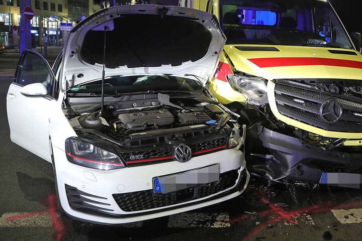 Der Fahrer des Golf wurde verletzt, der Patient aus dem Rettungswagen mit einem anderen Fahrzeug ins Krankenhaus gebracht.