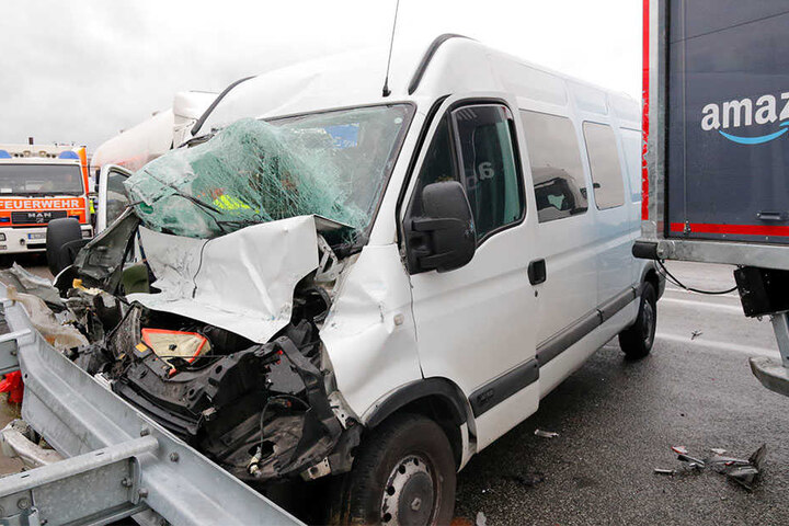 Der herannahende Kleintransporter konnte nicht mehr ausweichen.