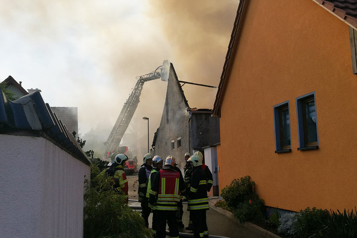Rasend schnell fraß sich das Feuer durch das komplette Dach.
