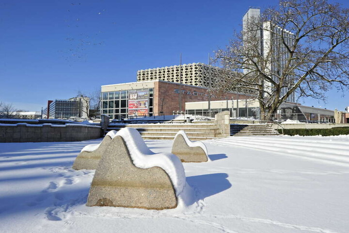 Der Brunnen am Stadthallenpark mit der Stadthalle.