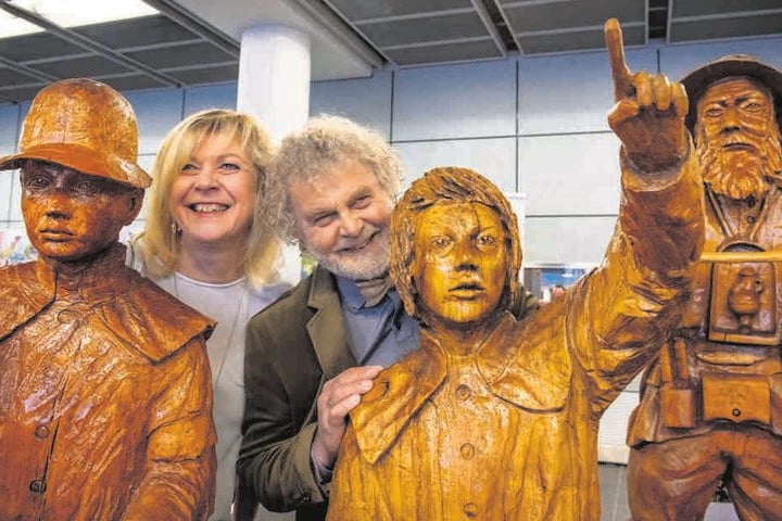 "Sauensäger" Andreas Martin (62) mit Ehefrau Steffi und seinen Figuren in Dresden.