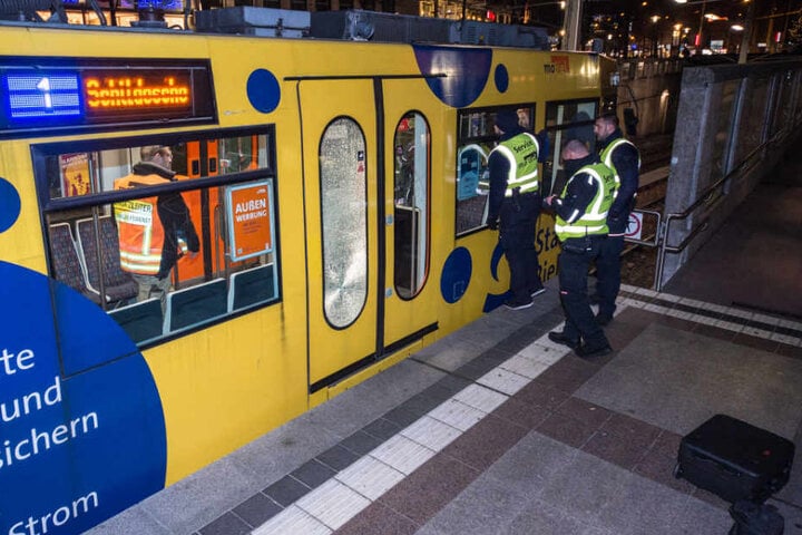 Die Spurensicherung untersuchte die Bahn nach dem Vorfall.