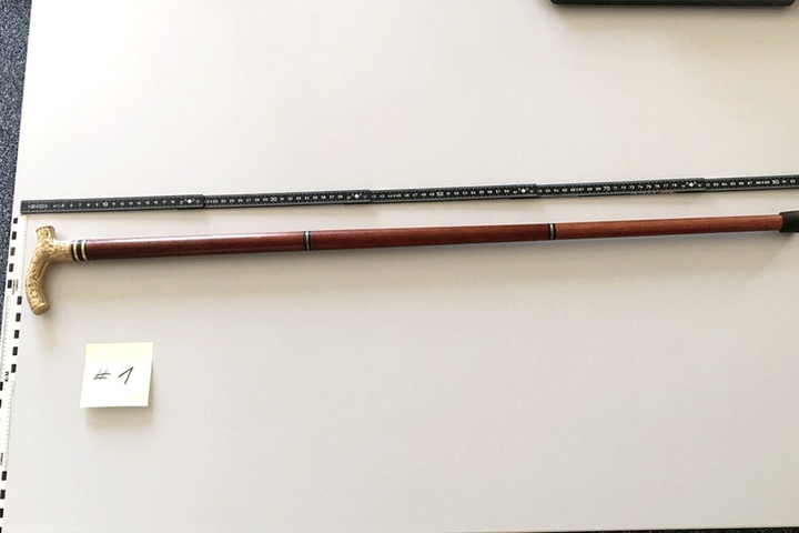 Dieser Spazierstock ist eine getarnte Feuerwaffe.