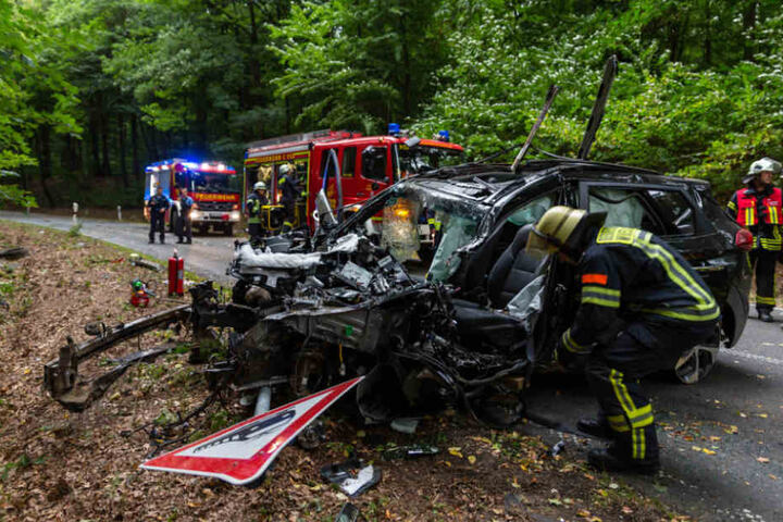 Nur mit Hilfe der Feuerwehr konnte die Autofahrerin aus dem SUV befreit werden.
