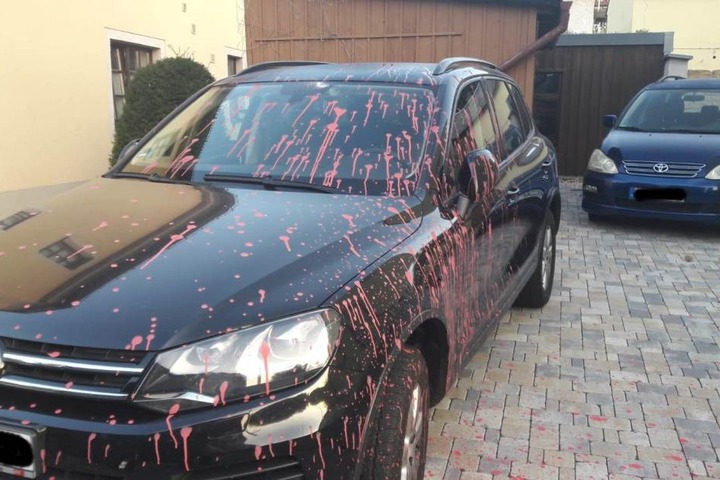 Auch die Autos der Familie sind betroffen.