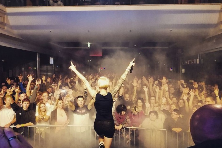 Melanie Müller begeistert das Publikum mit ihren Partyhits.