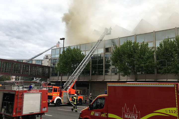 Das Feuer brach in der Dachkonstruktion der Halle aus.