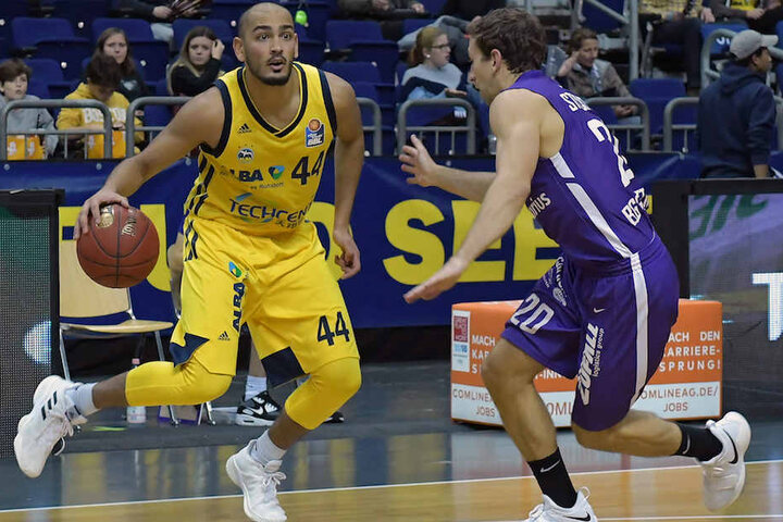 ALBA-Spieler Stefan Peno beim Dribbling.