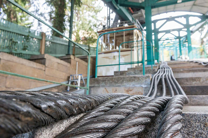Derzeit wird das 390 Meter lange Zugseil gewechselt. Das alte wird nun in kleine Stücke zersägt und kommt auf den Schrott.