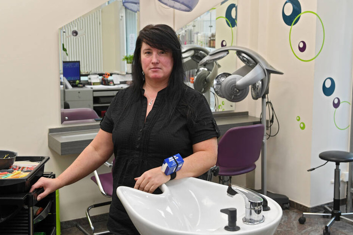 Friseurin Antje Nonnewitz (43) von "Elite" fehlt durch die Baustelle die Laufkundschaft.