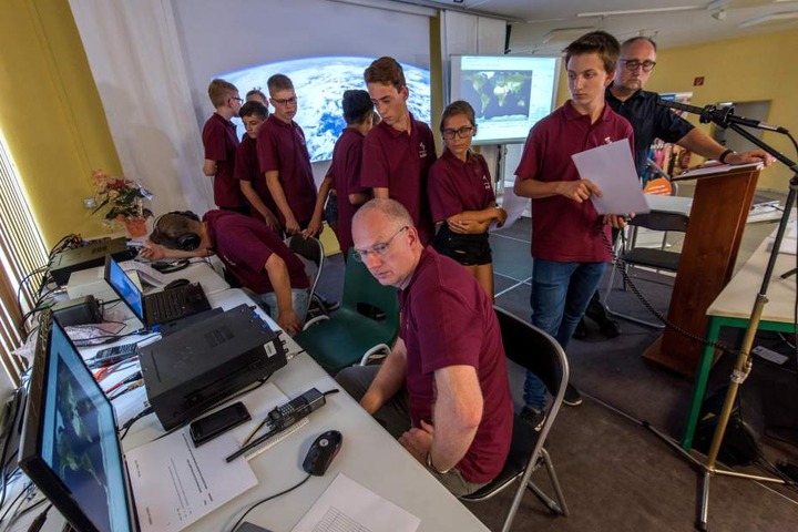 Betretenes Schweigen: Die Schüler um Amateurfunker Heiko Meier (57, r.) nach der Gerst-Klatsche.