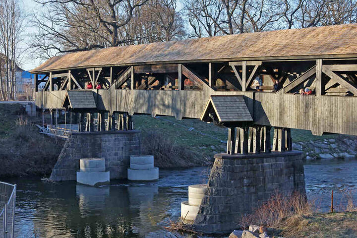 Erhaltenswerte Tradition: Der Röhrensteg ist die älteste Holzbrücke Sachsens (1535 errichtet). Sanierungskosten und -zeit explodierten allerdings.