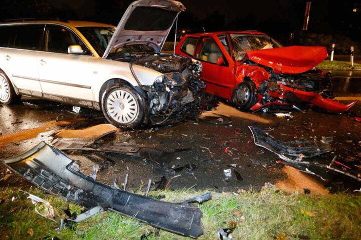 An beiden Autos entstand Totalschaden.