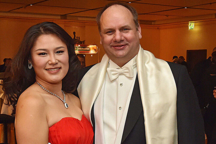 Am Freitag war OB Dirk Hilbert mit seiner Frau Su Yeon Hilbert auf dem Dresdner SemperOpernball.