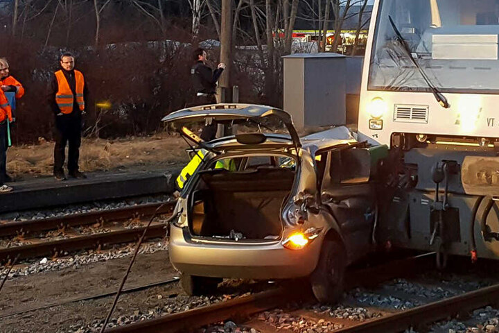 Das Auto wurde vom Zug etwa 30 Meter mitgeschleift.