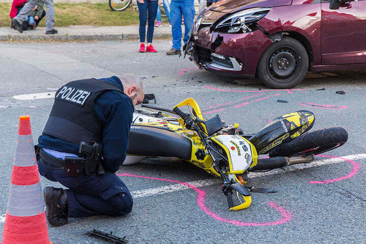 Der Motorradfahrer musste schwer verletzt ins Krankenhaus.