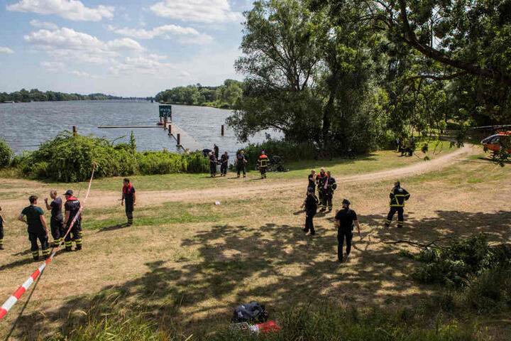 Zahlreiche Einsatzkräfte von Polizei und Feuerwehr waren an der Unglücksstelle vor Ort.