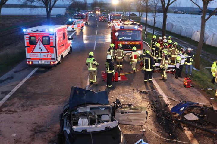 Die Feuerwehr war mit einem Großaufgebot im Einsatz, rettete die Unfallopfer.