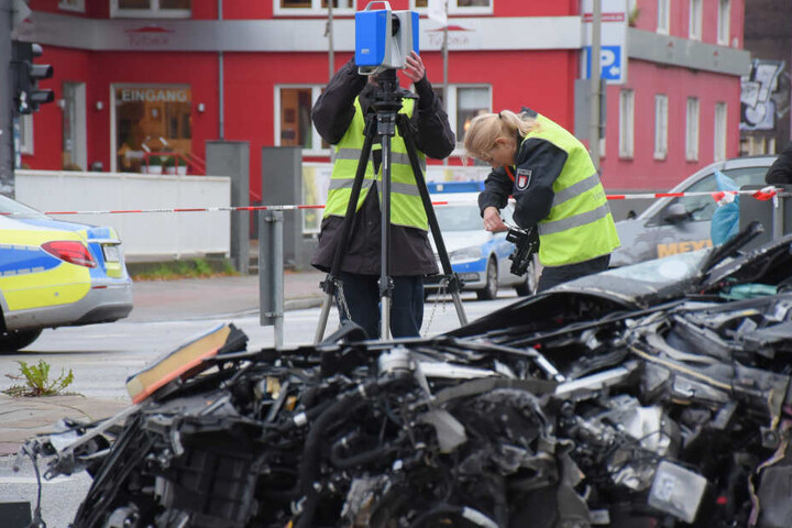 Polizisten stehen mit einem 3D-Scanner am Unfallort.