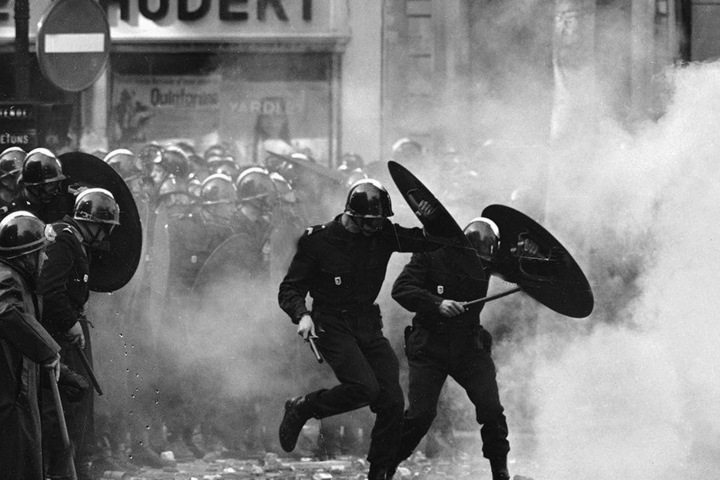 Paris, 6. Mai 1968: Polizisten sind bei einer Demonstration von Studenten im Einsatz. In Frankreich werden gesellschaftliche Konflikte stärker auf der Straße ausgetragen als in Deutschland. Streiks und Demonstrationen sind politischer Alltag. Die Pariser