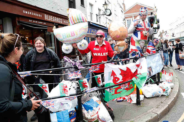 Fans der königlichen Familie feiern vor dem Windsor Castle die Geburt des kleinen Prinzen.