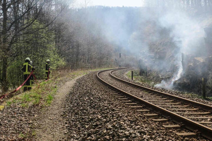 Neben der Bahnstrecke brannte es auf etwa 100 Metern.