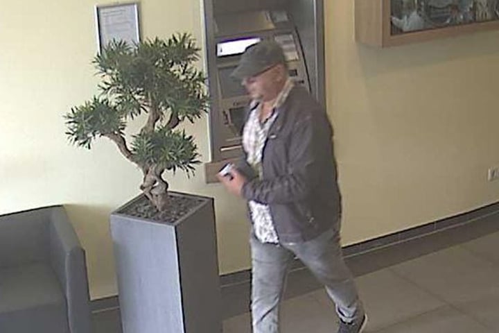 Auch beim Verlassen der Bank konnten weitere Bilder vom mutmaßlichen Täter gemacht werden.