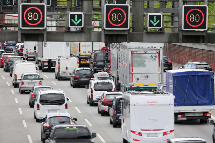 Vor dem Elbtunnel kam es aufgrund der Bauarbeiten bereits zu zahlreichen Staus. (Symbolbild)