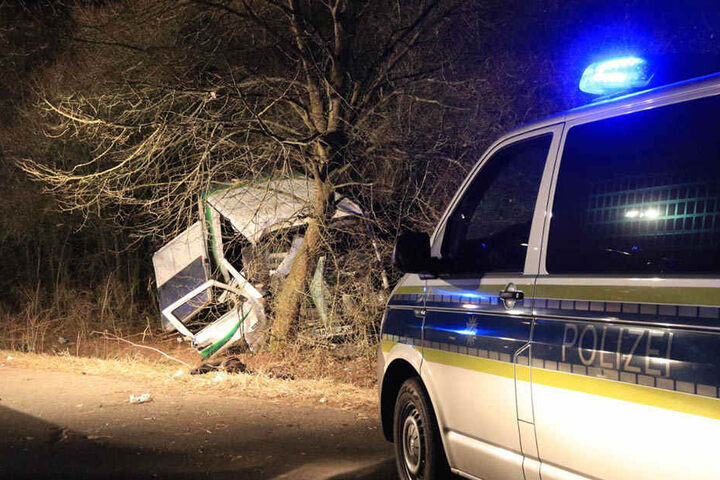 Der Sachschaden dürfte nach ersten Erkenntnissen mehrere zehntausend Euro betragen.