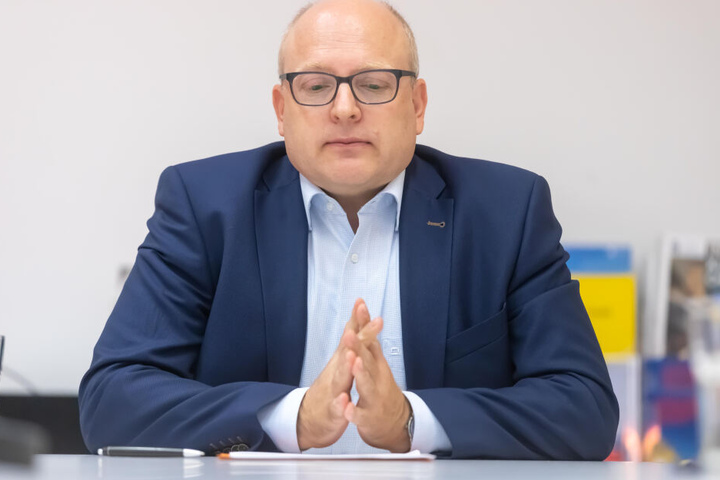 Weil einige Blitzer in die Jahre gekommen sind und viel gebaut wurde, fehlen Kämmerer Sven Schulze (47, SPD) wichtige Einnahmen.