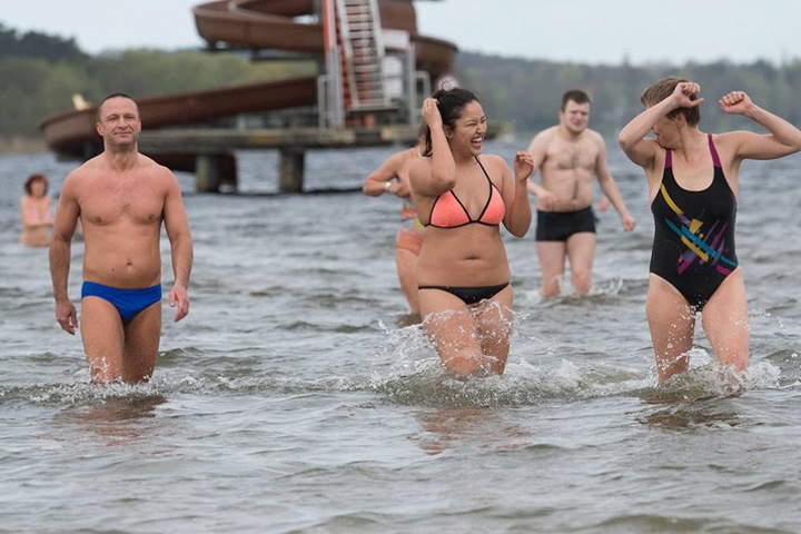 Die ersten Unerschrockenen sind bereits anbaden gewesen.
