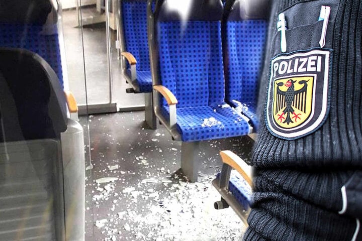 Im Zug wurde eine Glastür zerstört, dabei ein Reisender verletzt.