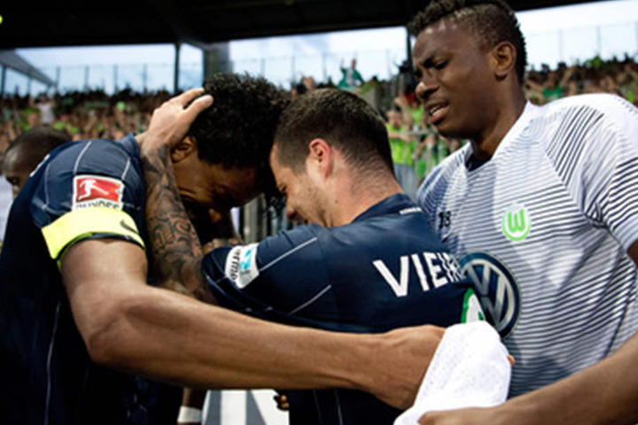 Die Wolfsburger Spieler bejubeln das entscheidende Tor des Tages durch Vierinha (Mitte).