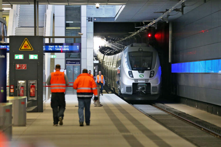 Mehrere Züge fielen aus, weil eine Taube über den Gleisen vom Bayerischen Bahnhof verfangen hatte.