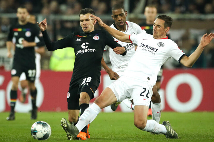 Eintracht Frankfurt am 30.10.2019 im Millerntor Stadion. St. Paulis Waldemar Sobota (l) und Frankfurts Dominik Kohr im Zweikampf um den Ball.
