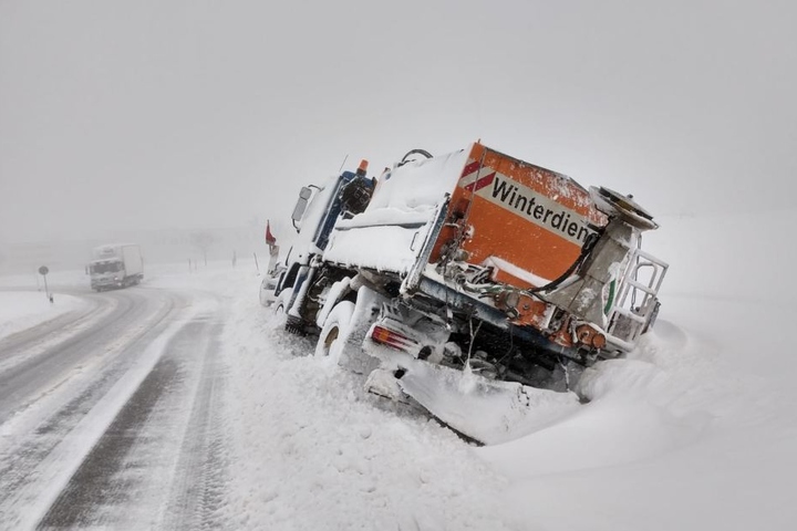 Winterdienstfahrzeug im Straßengraben.