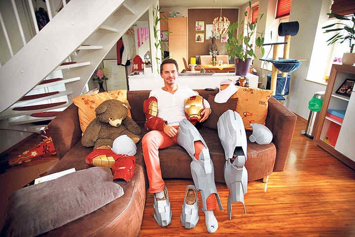 Verschnaufpause auf dem Sofa. „Iron Rocco“ ruht sich von der aufwendigen Kostümarbeit aus. 1000 Arbeitsstunden pro Jahr schlauchen. Aber der Anzug wächst.