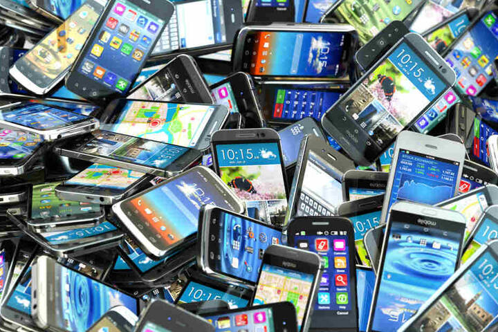 Mehr als 326 Mobiltelefone wurden in den sächsischen Gefängnissen sichergestellt. (Symbolbild)
