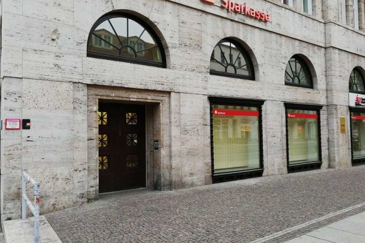 Zu dieser Sparkassen-Filiale auf der Karl-Liebknecht-Straße wollte der Fußballer die Einnahmen seines Geschäfts bringen.