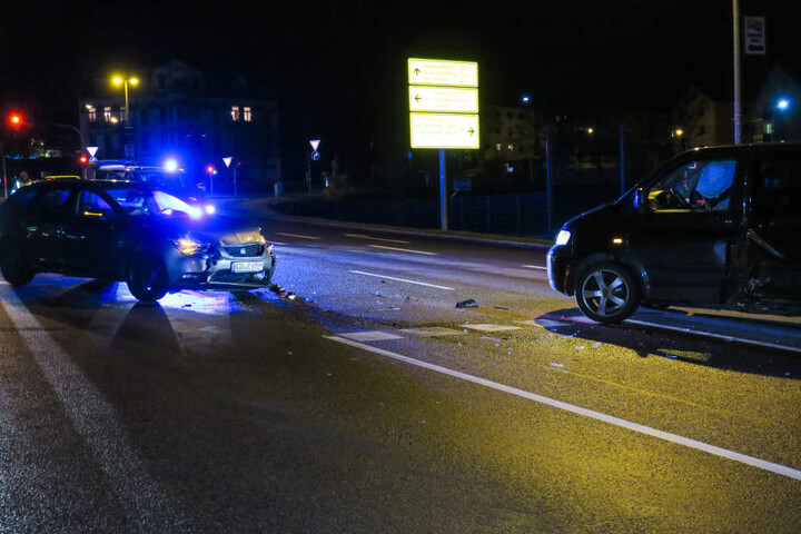 Der Fahrer des Mazda war in Richtung Autobahn A72 unterwegs, als er mit dem VW-Bus zusammenkrachte.